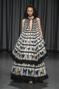 mary-katrantzou-rtw-spring-2019-london-fashion-week-561(1).thumb.jpg.684adb2e9c93571f1c93705f3ad1e9c2.jpg