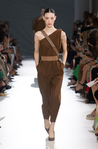 max-mara-rtw-spring-2019-milan-fashion-week-ffw-0033(1).thumb.jpg.e4cc601b983cc8d9c42ac8cd524c487d.jpg