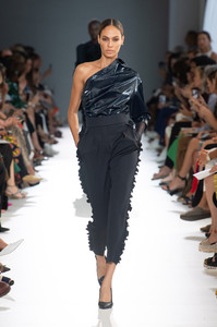max-mara-rtw-spring-2019-milan-fashion-week-ffw-0443(1).thumb.jpg.6e3e8968beff93c2086221e92c0e524d.jpg