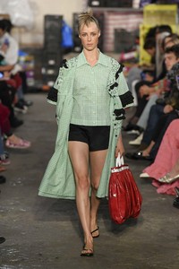 molly-goddard-rtw-spring-2019-london-fashion-week-88(1).thumb.jpg.4682d20d1200c0e867545d2ebffdebbe.jpg