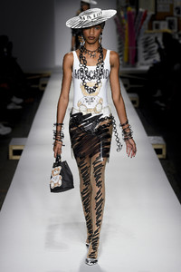 moschino48(1).thumb.jpg.268c76b3579046ccf4e60e0a1e6e42ab.jpg