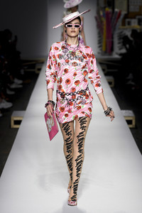 moschino62(1).thumb.jpg.584e34edf440d4cf04882d3f4d255b5b.jpg