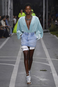 off-white-rtw-spring-2019-paris-fashion-week-pfw-027(1).thumb.jpg.5fa7b1154bcc8e9be7c573ca5c88279a.jpg