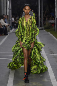 off-white-rtw-spring-2019-paris-fashion-week-pfw-046(1).thumb.jpg.538ca27304fa88a7d00522c2873434bf.jpg