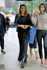 olivia-palermo-at-escada-show-at-new-york-fashion-week-09-09-2018-4.thumb.jpg.61cee1b643964cb3024315b747ab4779.jpg