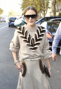 olivia-palermo-leaves-her-hotel-in-paris-09-27-2018-2.thumb.jpg.a5c6e00c7645dc3d5d952f3ffaa79358.jpg