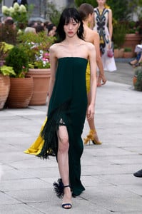 oscar-de-la-renta-s19-021(1).thumb.jpg.68a3d5eab9c66edc266b814a76d68767.jpg