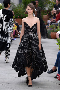 oscar-de-la-renta-s19-039(1).thumb.jpg.9573c5d12dc226cd22149296bcb8b764.jpg