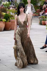 oscar-de-la-renta-s19-060(1).thumb.jpg.326fd97aa595e3122acab60c9bf064f0.jpg