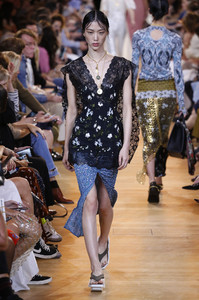 paco-rabanne-rtw-spring-2019-paris-fashion-week-pfw-029(1).thumb.jpg.7e9443bab98c23bde402e81cc1a9980a.jpg