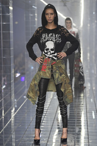 philipp-plein-spring-2019-milan-fashion-week-collection006(1).thumb.jpg.8adc0ff114e7da457ce608225c661147.jpg