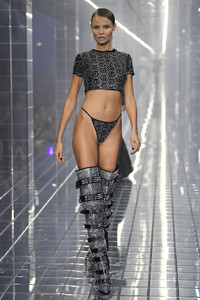 philipp-plein-spring-2019-milan-fashion-week-collection030(1).thumb.jpg.a929ceefe75d206dfa7cd1a0b5c30010.jpg