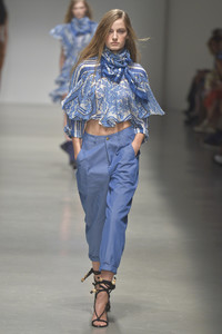philosophy-spring-2019-milan-fashion-week-collection0221(1).thumb.jpg.da1312b0eb8c14b9ffe7aee94427c1c2.jpg
