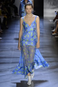 prabal-gurung-rs19-4896.thumb.jpg.7c97ff7e1c7377d83a50f62c5b991dbd.jpg