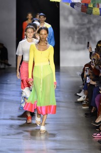 prabal-gurung-rs19-5311.thumb.jpg.f162ecd9b092c4fd792e7881944f7644.jpg