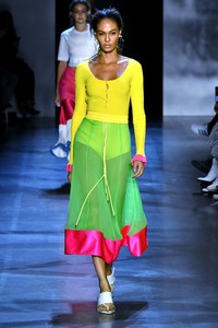 prabal-gurung-rtw-ss19-photos-01(1).thumb.jpg.6aeac0b494b17254e2e275aa75df81d9.jpg