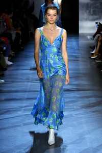 prabal-gurung-rtw-ss19-photos-17(1).thumb.jpg.e5a1ab0864699045bac053394f489426.jpg