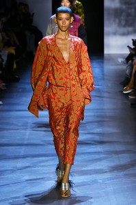 prabal-gurung-rtw-ss19-photos-40(1).thumb.jpg.38f7a8c9534f1d27a221f831655fae63.jpg