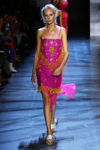 prabal-gurung-rtw-ss19-photos-55(1).thumb.jpg.46b41adcc2e3393a4fd8cbe48191b6f5.jpg