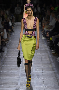 prada-rtw-spring-2019-milan-fashion-week-ffw-007(1).thumb.jpg.ba3d36d3e34f676cb06774ed5fcefe92.jpg