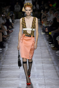 prada-rtw-spring-2019-milan-fashion-week-ffw-008(1).thumb.jpg.f79d92737b1a68f935514b4d3f3c0678.jpg