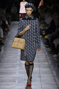 prada-rtw-spring-2019-milan-fashion-week-ffw-009(1).thumb.jpg.45a4546f5e41d9703f84287b9b024a5b.jpg