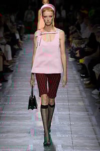 prada-rtw-spring-2019-milan-fashion-week-ffw-010(1).thumb.jpg.b2697b222ae28ec45534e2e09efa44b9.jpg