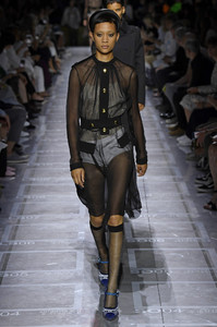 prada-rtw-spring-2019-milan-fashion-week-ffw-030(1).thumb.jpg.7001cc778a006c8546edb7d5b456bce9.jpg