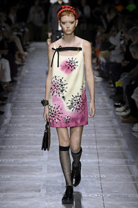 prada-rtw-spring-2019-milan-fashion-week-ffw-046(1).thumb.jpg.c4ebc9f6151288369c24b19a33a94370.jpg