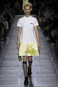 prada-rtw-spring-2019-milan-fashion-week-ffw-048(1).thumb.jpg.682eeccb891d9aadd2e978d60e1fe72a.jpg