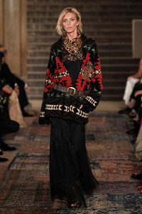 ralph-lauren-rtw-spring-2019-021(1).thumb.jpg.e398030783f133f83aca00293e6bd795.jpg