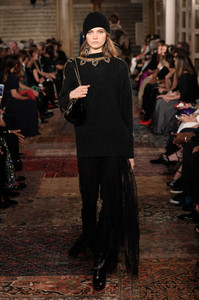 ralph-lauren-rtw-spring-2019-43(1).thumb.jpg.ce891ccacb7ee14da5dbf4b8ac4c871f.jpg