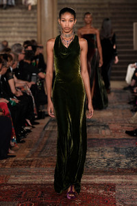 ralph-lauren-rtw-spring-2019-53(1).thumb.jpg.0aac0f7e4e905895c62434ad799535d0.jpg