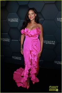 rihanna-celebrates-fenty-beauty-anniversary-01.jpg