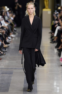 rochas-rtw-spring-2019-paris-fashion-week-pfw-009(1).thumb.jpg.debb88a3550f2585316a7f51b8cdb009.jpg
