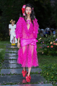 rodarte-rtw-s19-4(1).thumb.jpg.10370ac95d25b6d6f5036f0c43ddac96.jpg