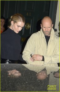 rosie-huntington-whiteley-jason-statham-step-out-for-date-night-in-london-03.thumb.jpg.a82e1320789b6f1de366f603be198af9.jpg