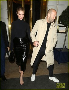 rosie-huntington-whiteley-jason-statham-step-out-for-date-night-in-london-05.thumb.jpg.bed024d89cdea0b5087a1a2969f18ea1.jpg