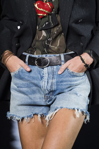 saint-laurent-clp-rs19-3526.thumb.jpg.5dbf70ba524449e125927f304531d028.jpg