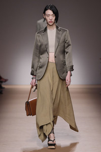 salvatore-ferragamo-rtw-spring-2019-milan-fashion-week-ffw-010(1).thumb.jpg.b9f48ae85c1d50fadab748613ce381d6.jpg