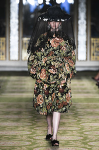 simone-rocha-rtw-spring-2019-london-fashion-week-02(1).thumb.jpg.b88793506b15e7458a93a6bec0ede1d5.jpg