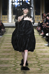 simone-rocha-rtw-spring-2019-london-fashion-week-03(1).thumb.jpg.3954829f7bf0d462909a2a566e0149d4.jpg