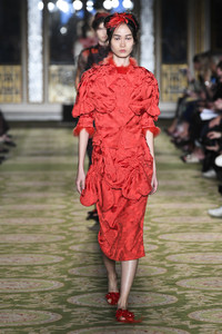 simone-rocha-rtw-spring-2019-london-fashion-week-12(1).thumb.jpg.5b859ad908d6ab8fe0ae528cd25297f1.jpg