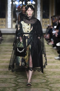 simone-rocha-rtw-spring-2019-london-fashion-week-20(1).thumb.jpg.f3a66440dd098a5a625e01d06c12ac88.jpg