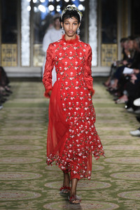 simone-rocha-rtw-spring-2019-london-fashion-week-35(1).thumb.jpg.cddb43ca99fd709352a813bf57efbf73.jpg