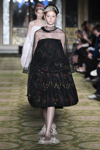simone-rocha-rtw-spring-2019-london-fashion-week-37(1).thumb.jpg.8017023857914ca054df3b1c12332ceb.jpg