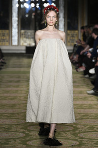 simone-rocha-rtw-spring-2019-london-fashion-week-43(1).thumb.jpg.695e9d960ee8cb601ff35ae3a5fd7500.jpg