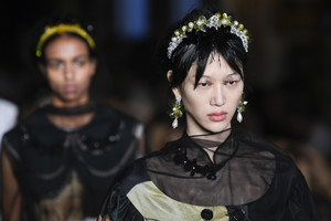 simone-rocha-rtw-spring-2019-london-fashion-week-46(1).thumb.jpg.6c72160fdbc10c823c61b90d64f4ef7f.jpg