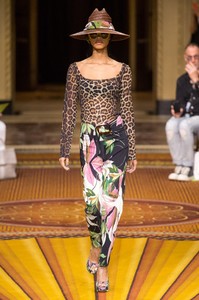 siriano-rs19-0038.thumb.jpg.4e243527e9b154082384e2312c0adedb.jpg