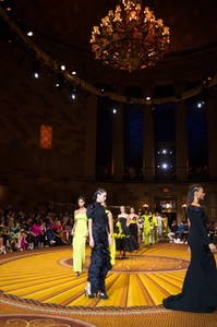 siriano-rs19-1044.thumb.jpg.de17fa20339ecf6e4e73bacaf790913a.jpg